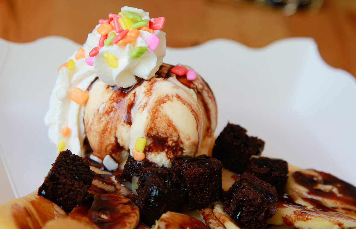 10 OvertheTop Brownie Sundaes Worth the Calories